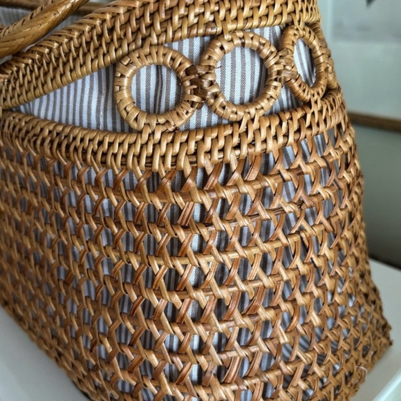 Anthropologie Bali Circle
Rattan Handbag. New Condition - Picture 4 of 6